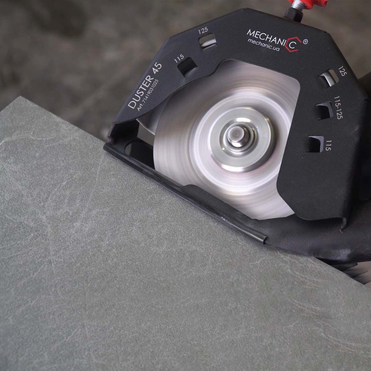 Angle grinder dust shroud for 45-degree cutting